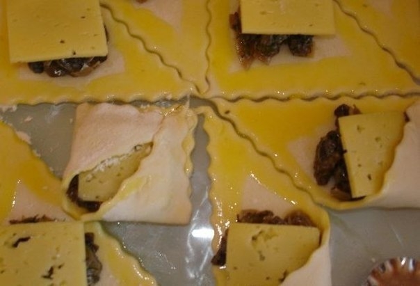 Закусочные пирожки с грибами и сыром Закусочные пирожки с грибами и сыром