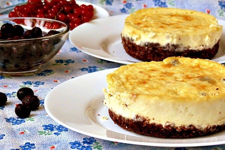 Мини-чизкейки с черничным соусом Мини-чизкейки с черничным соусом