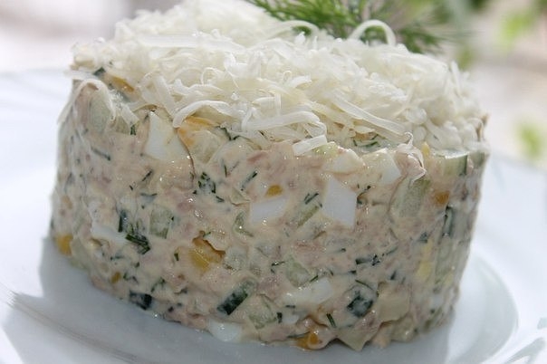 Салат из печени трески с кукурузой