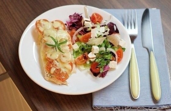 Курица под помидорами и сыром Курица под помидорами и сыром