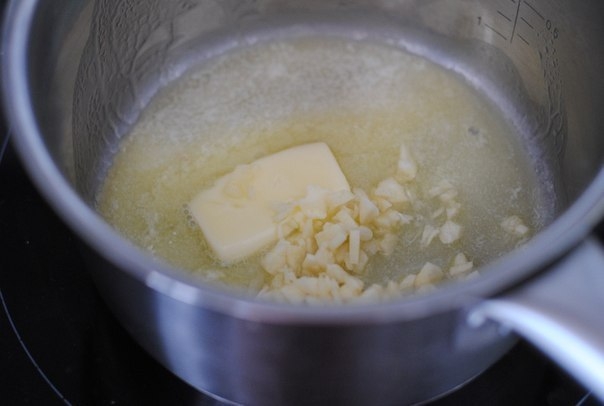 Форель под чесночным соусом, запеченая на картофельной подушке. Форель под чесночным соусом, запеченая на картофельной подушке.