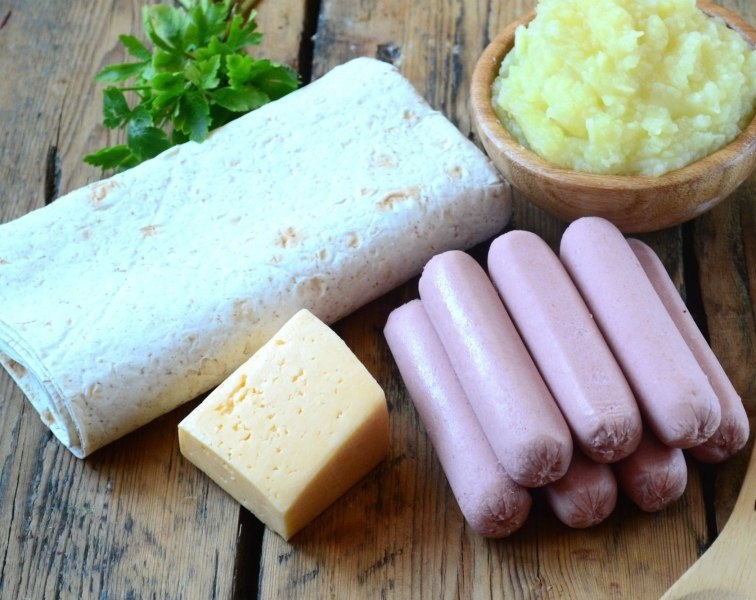 Сосиски в картофельно-сырной шубке Сосиски в картофельно-сырной шубке