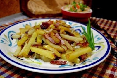 Ароматная картошка с луком и беконом