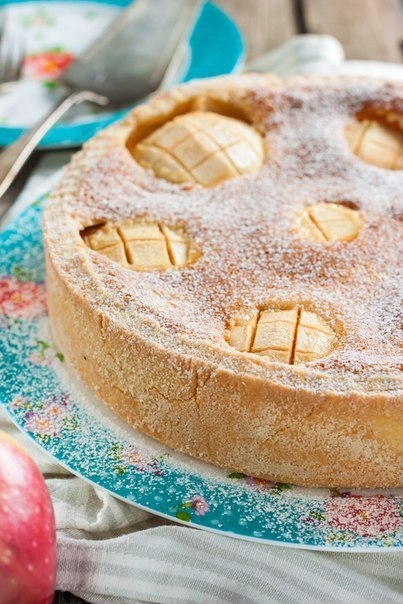 Яблочный пирог с яично-сметанной заливкой.