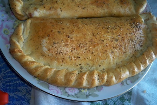 ПИЦЦА КАЛЬЦОНЕ С ДОМАШНЕЙ КОЛБАСКОЙ И СЫРОМ ПИЦЦА КАЛЬЦОНЕ С ДОМАШНЕЙ КОЛБАСКОЙ И СЫРОМ
