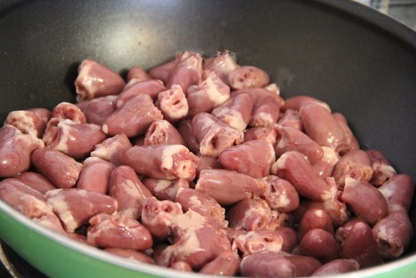 Куриные сердечки в сырном соусе Куриные сердечки в сырном соусе