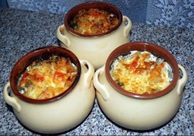 Мясо с овощами в горшочках