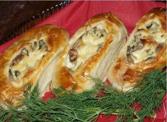 Лодочки из слоеного теста с картофелем, мясом и огурчиками. Лодочки из слоеного теста с картофелем, мясом и огурчиками.