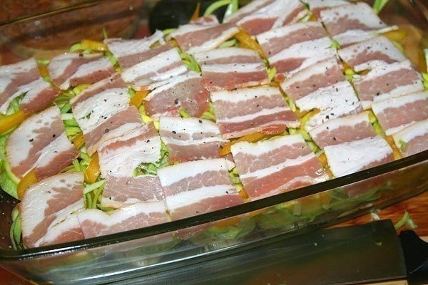 Запечённый молодой картофель с беконом и овощами Запечённый молодой картофель с беконом и овощами