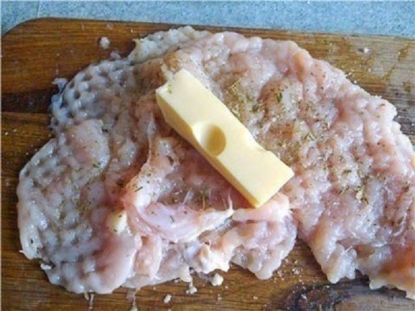 Нескучная грудка (куриная грудка с сыром в сухарях) Нескучная грудка (куриная грудка с сыром в сухарях)