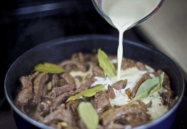 Бефстроганов с грибами и сливками. Бефстроганов с грибами и сливками.