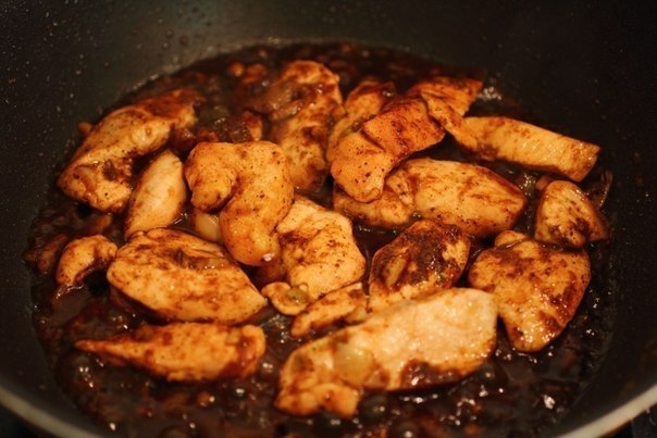 Курица с пряным соусом и рисом в китайском стиле Курица с пряным соусом и рисом в китайском стиле