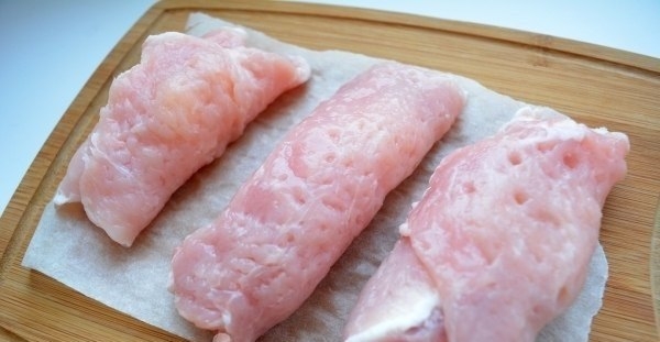 Рулетики из свинины с ананасами и сыром Рулетики из свинины с ананасами и сыром