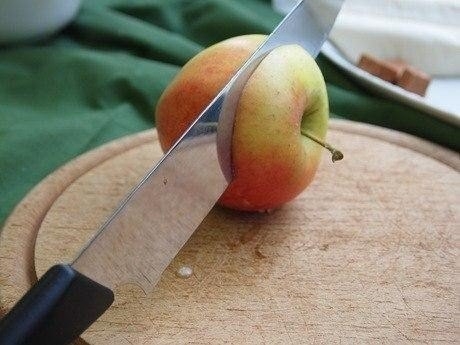 Запеченное яблоко в слоеном тесте