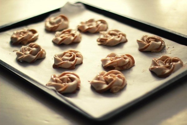 Слойки-улитки со сгущенкой Слойки-улитки со сгущенкой