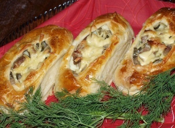 Лодочки из слоеного теста с картофелем, мясом и огурчиками Лодочки из слоеного теста с картофелем, мясом и огурчиками