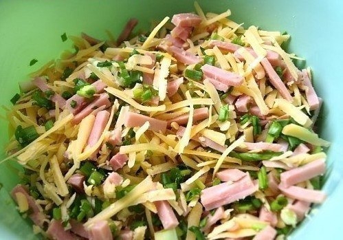 Пирожки из слоеного теста с зеленым луком, сыром и ветчиной Пирожки из слоеного теста с зеленым луком, сыром и ветчиной