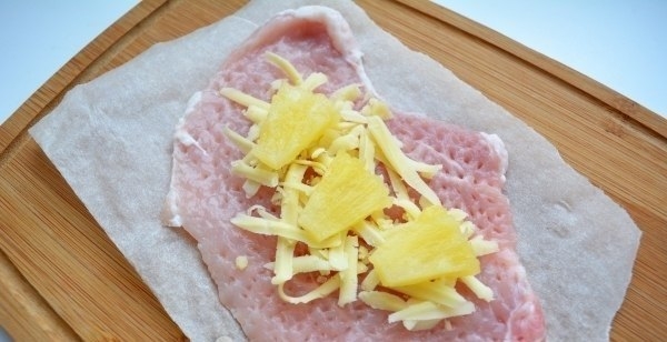 Рулетики из свинины с ананасами и сыром Рулетики из свинины с ананасами и сыром