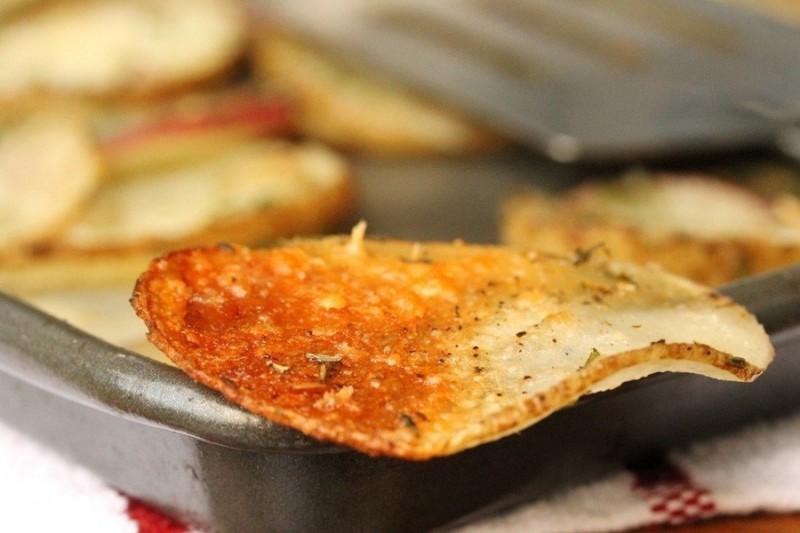 Запеченный картофель с зеленью и специями Запеченный картофель с зеленью и специями