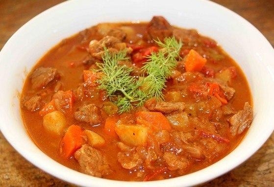 Вкусный гуляш из курицы с густой ароматной подливкой