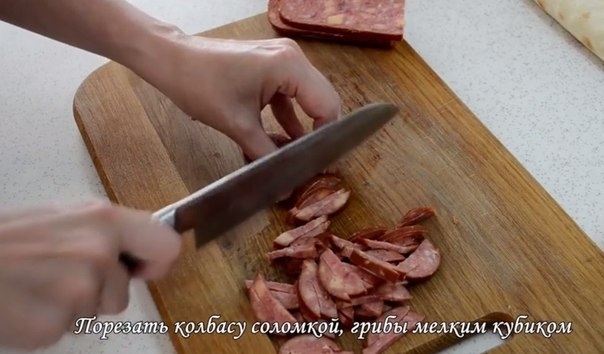 Жареный лаваш с колбасой и сыром. Жареный лаваш с колбасой и сыром.