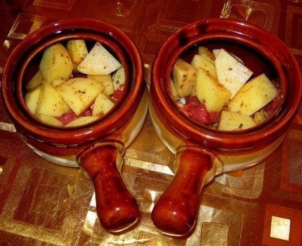 Готовим в горшочках: мясо с картофелем и овощами Готовим в горшочках: мясо с картофелем и овощами
