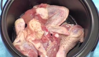 Курица в мультиварке в сметанном соусе Курица в мультиварке в сметанном соусе