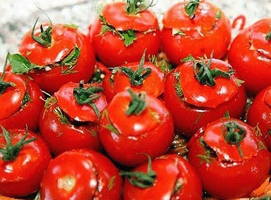 Малосольные помидоры (с чесноком)