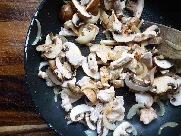 Паста тальятелле с соусом из курицы и грибов. Паста тальятелле с соусом из курицы и грибов.
