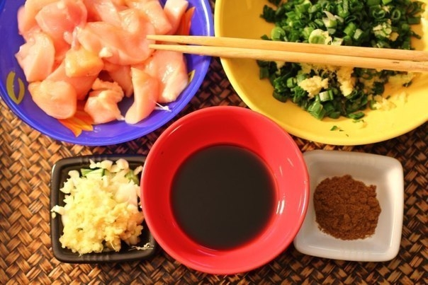 Курица с пряным соусом и рисом в китайском стиле Курица с пряным соусом и рисом в китайском стиле
