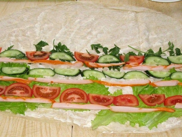 Рулеты из лаваша с копчёной курицей Рулеты из лаваша с копчёной курицей