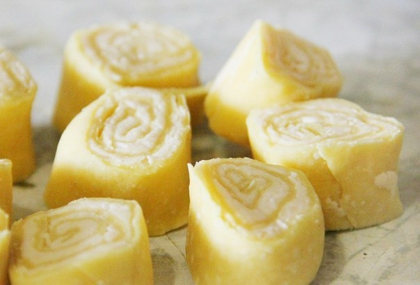 Вкусный куриный суп с сырными рулетиками. Вкусный куриный суп с сырными рулетиками.
