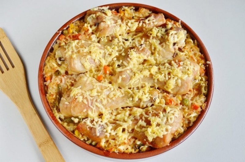 Куриные ножки, запеченные с рисом и овощами Куриные ножки, запеченные с рисом и овощами