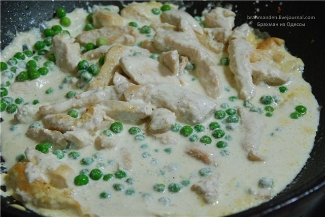 Феттучине с куриным филе и зеленым горошком Феттучине с куриным филе и зеленым горошком