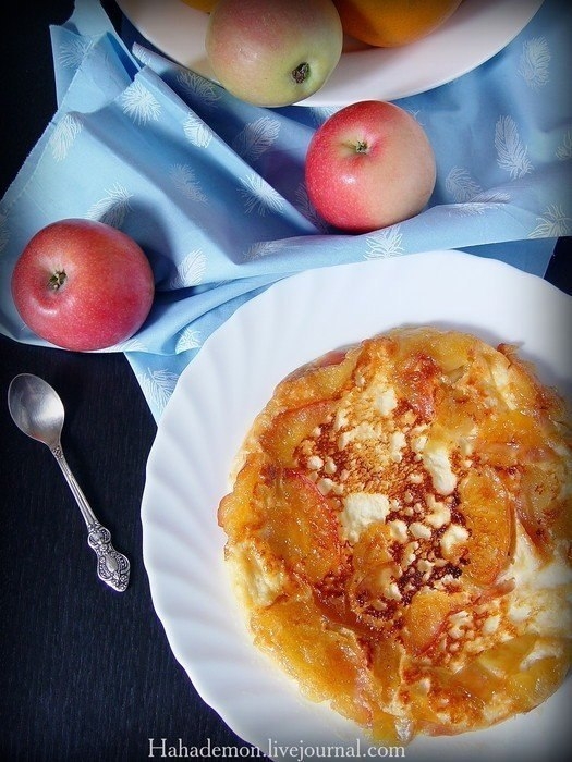 Омлет из творога с карамельными яблоками