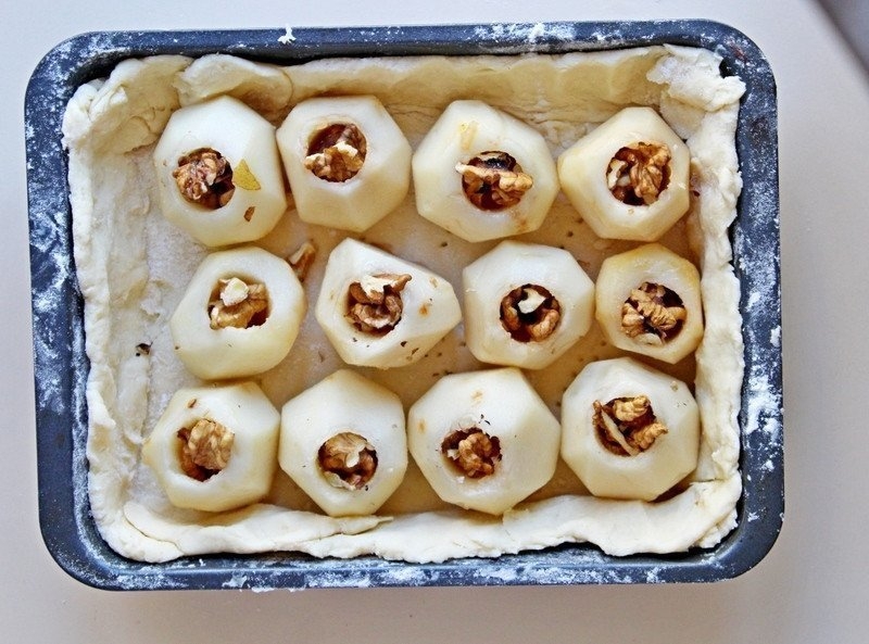 Творожный пирог с грушами и орехами