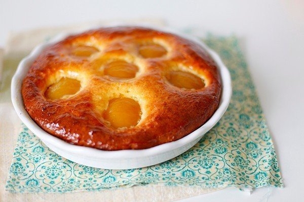 Творожный пирог с персиками и джемом Творожный пирог с персиками и джемом