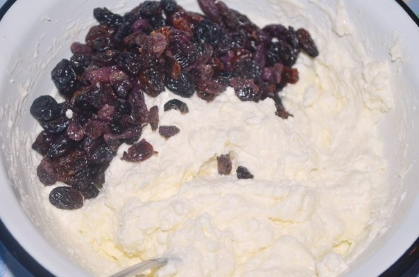 Слоенки с творожной начинкой и изюмом Слоенки с творожной начинкой и изюмом