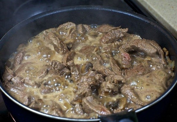 Бефстроганов с грибами и сливками. Бефстроганов с грибами и сливками.
