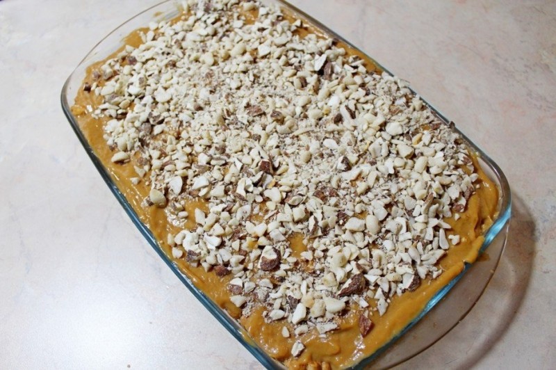 Торт без выпечки с вареной сгущенкой и орехами Торт без выпечки с вареной сгущенкой и орехами