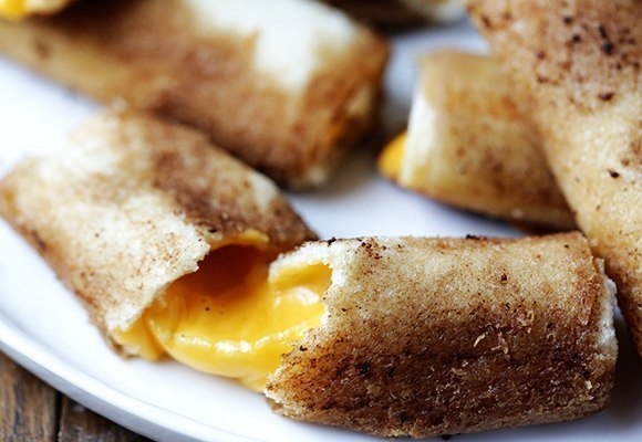 ЖАРЕНЫЕ БУЛОЧКИ С СЫРОМ ЖАРЕНЫЕ БУЛОЧКИ С СЫРОМ