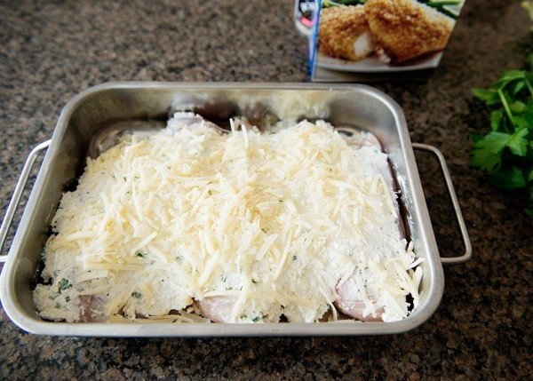 Курица запеченная под сметаной с сыром Курица запеченная под сметаной с сыром