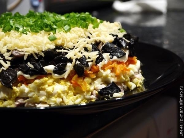 Салат слоеный с курицей Салат слоеный с курицей