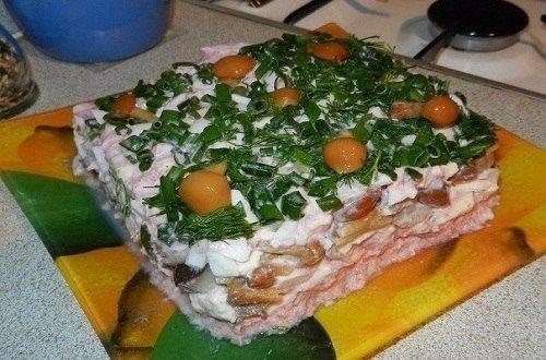 Салат с красной рыбой и грибами