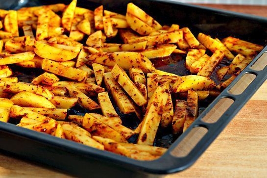 Ароматный картофель фри, запеченный в духовке Ароматный картофель фри, запеченный в духовке