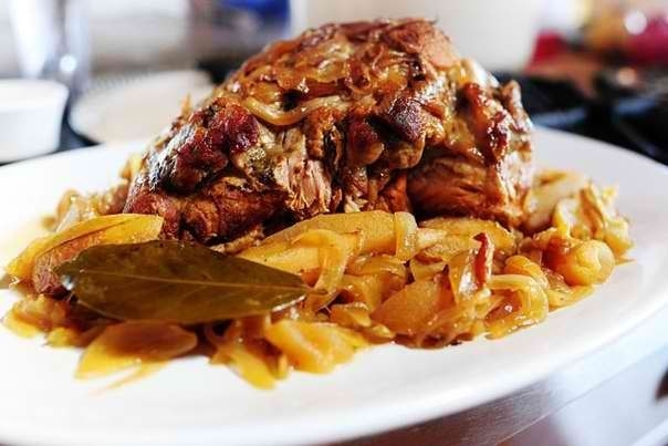 Жареная свинина с яблоками и луком. Жареная свинина с яблоками и луком.