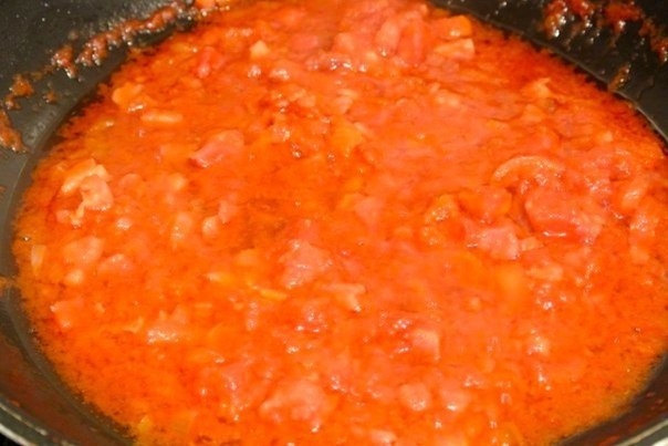 Спагетти с беконом и острым соусом из помидор