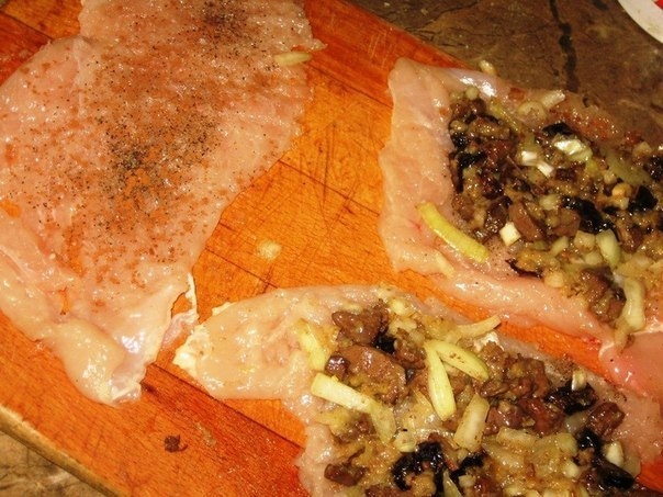 Куриные рулеты с черносливом и печенью Куриные рулеты с черносливом и печенью