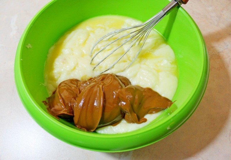 Торт без выпечки с вареной сгущенкой и орехами Торт без выпечки с вареной сгущенкой и орехами