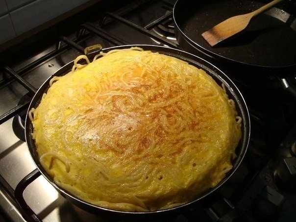 Омлет с макаронами / Frittata di spaghetti